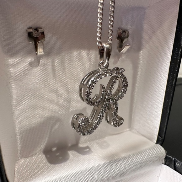 Letter "R" initial necklace - Picture 6 of 8